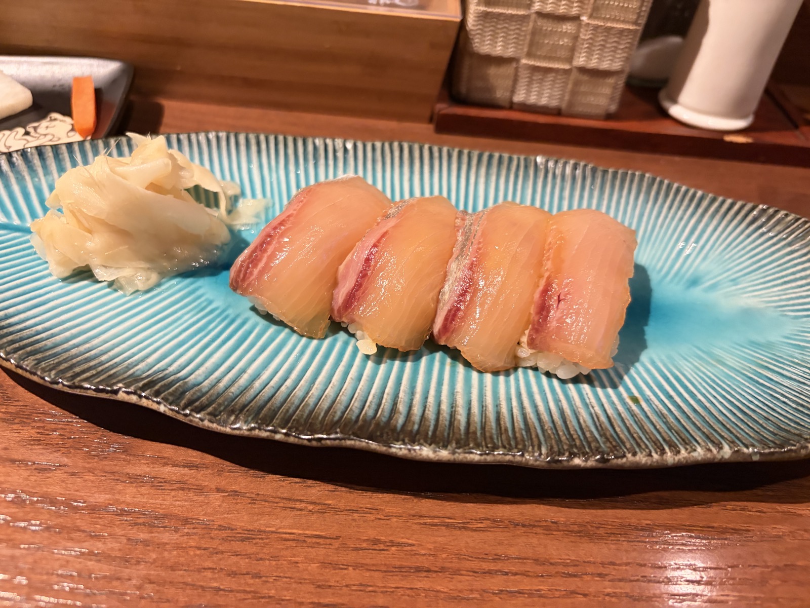 一皿ずつ出てきた握り。仕事にも、ちょうどいい間合いがある。