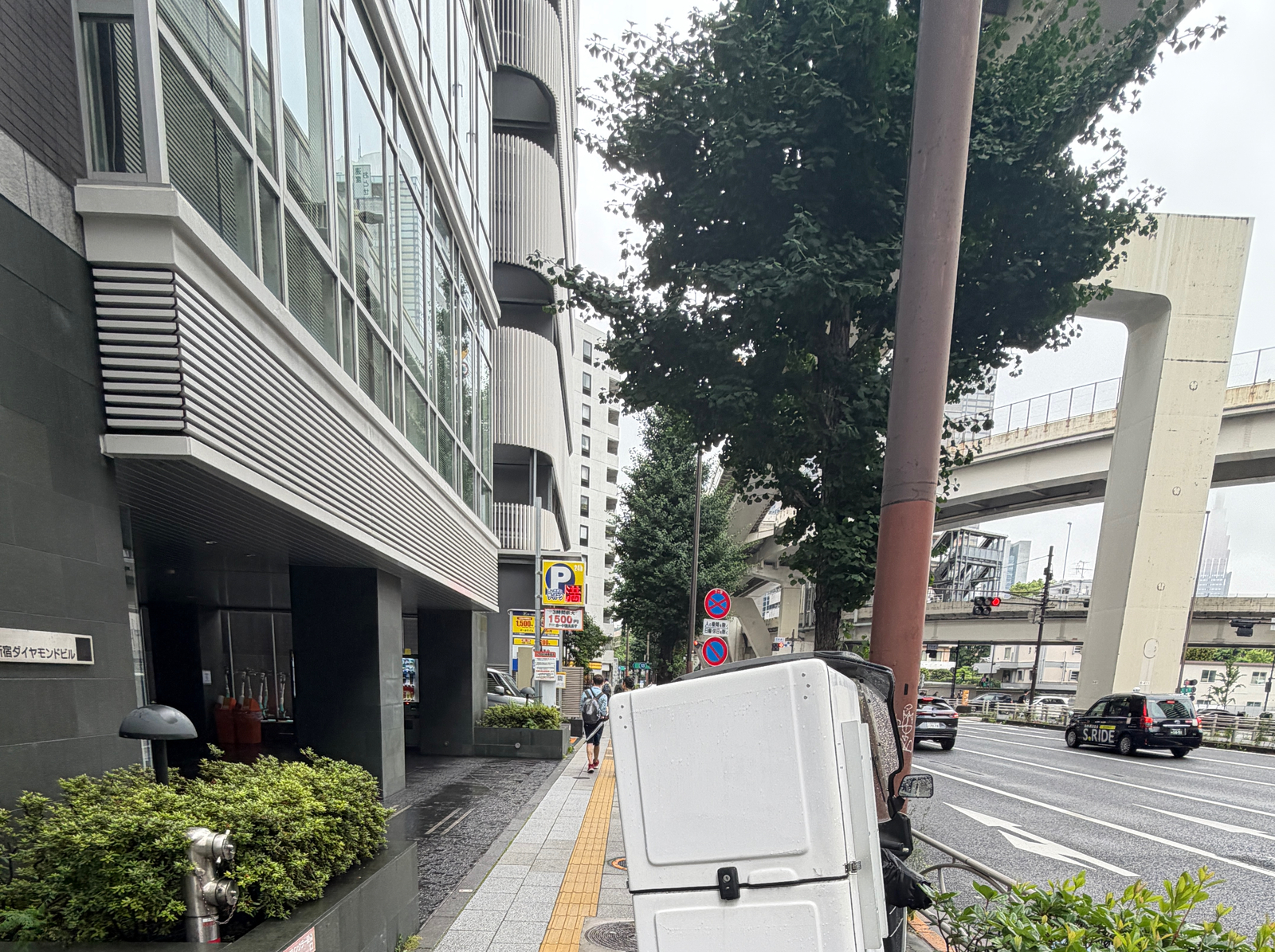 雨上がりの都心の歩道。建物へ向かう道にも、暮らしやすさのヒントがある。